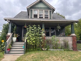 963 E Hayes Ave in Hazel Park, MI - Building Photo