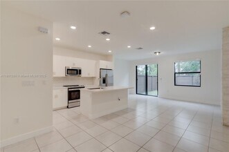 15826 NW 91st Ct in Miami Lakes, FL - Building Photo - Building Photo