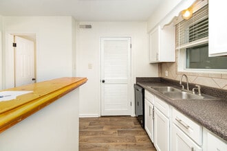 OV Mirage in Norfolk, VA - Foto de edificio - Building Photo