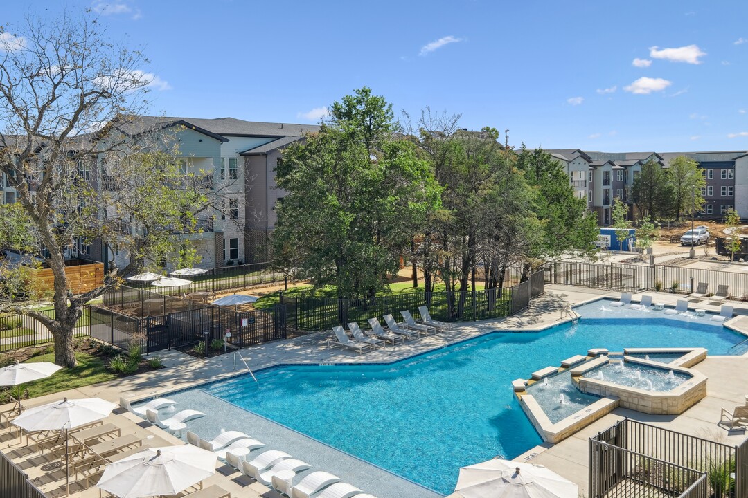 Mayhill Crossing in Denton, TX - Foto de edificio