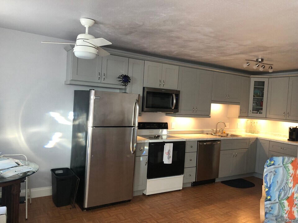 113 140th Ave E, Unit Apt in Madeira Beach, FL - Building Photo