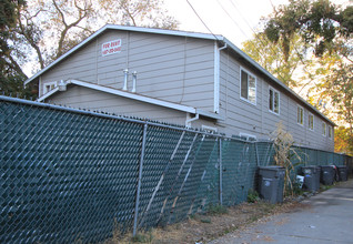 Redwood Manor Apartments in Woodland, CA - Foto de edificio - Building Photo