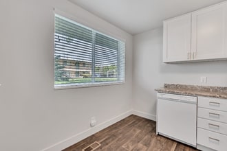 2111 E 3300 S in Salt Lake City, UT - Foto de edificio - Building Photo