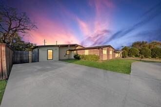 7054 Beechnut St in Houston, TX - Building Photo - Building Photo