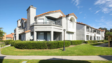 Vista Del Lago in Mission Viejo, CA - Foto de edificio - Building Photo