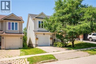 653 Royal Fern St in Waterloo, ON - Building Photo