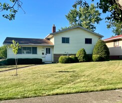 17124 Cambridge Blvd in Brook Park, OH - Building Photo