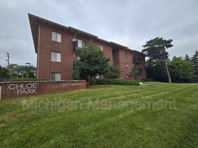 2737 E Maple Rd in Birmingham, MI - Building Photo - Building Photo