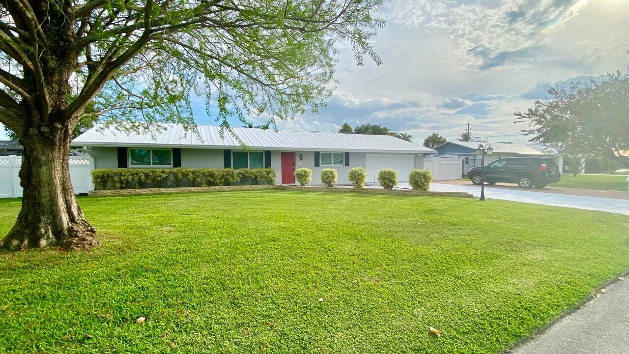 3100 Indian Trail in Atlantis, FL - Building Photo