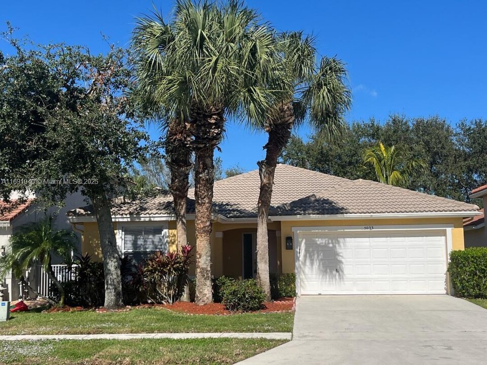 5033 Prairie Dunes Village Cir in Greenacres, FL - Building Photo