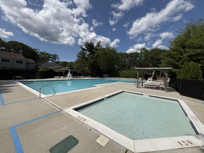 221 Springmeadow Dr in Holbrook, NY - Building Photo - Building Photo
