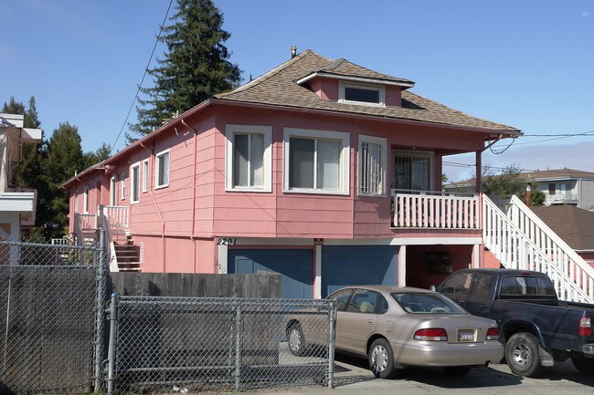 2201 E 24th St in Oakland, CA - Building Photo - Building Photo