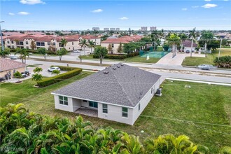 1903 Cape Coral Pkwy W in Cape Coral, FL - Foto de edificio - Building Photo