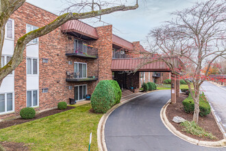 Cress Creek Condominiums in Naperville, IL - Foto de edificio - Building Photo