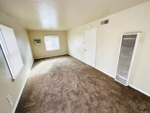 411 E Garland Ave, Unit 411 in Fresno, CA - Foto de edificio - Building Photo