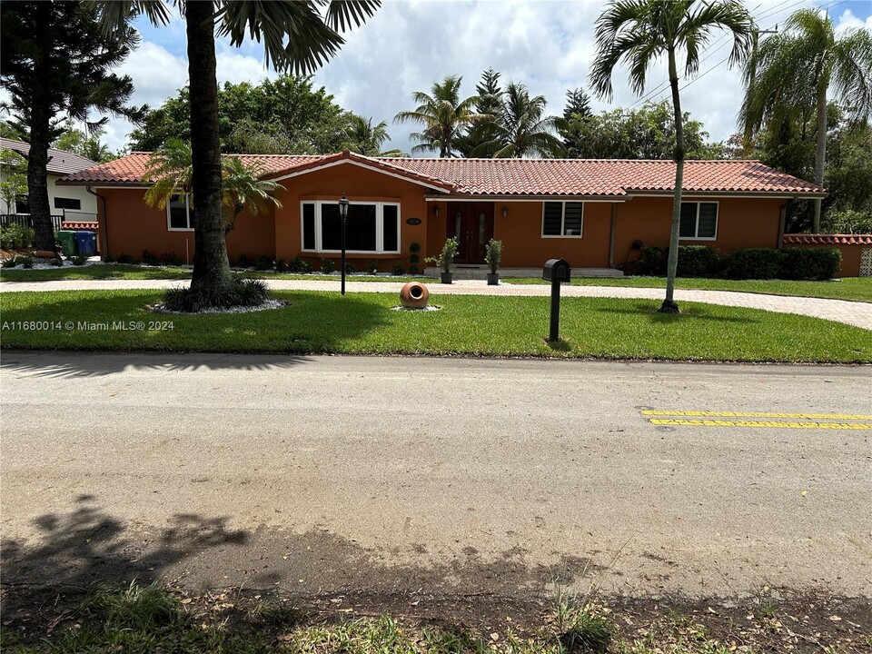 10400 SW 70th Ave in Pinecrest, FL - Foto de edificio