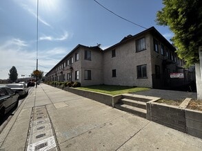 Azusa Metro in Azusa, CA - Foto de edificio - Building Photo