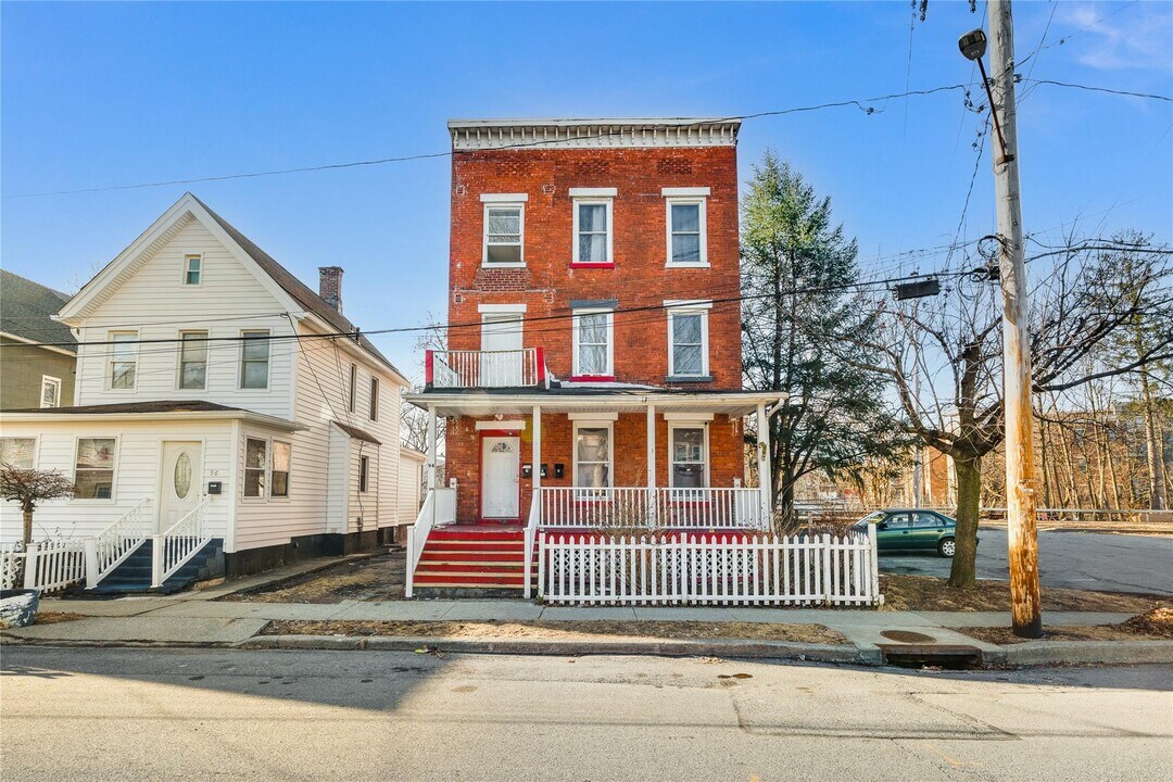 94 Winnikee Ave-Unit -2 in Poughkeepsie, NY - Building Photo