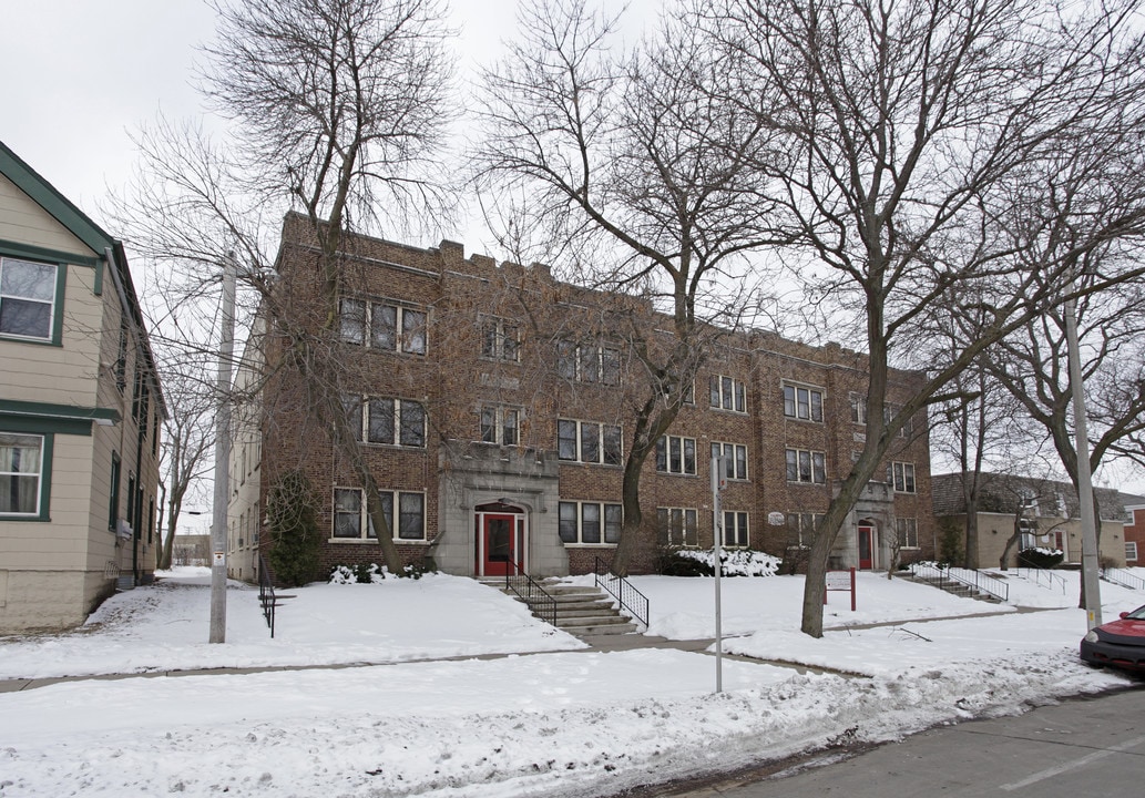 River Court Apartments in Milwaukee, WI - Building Photo