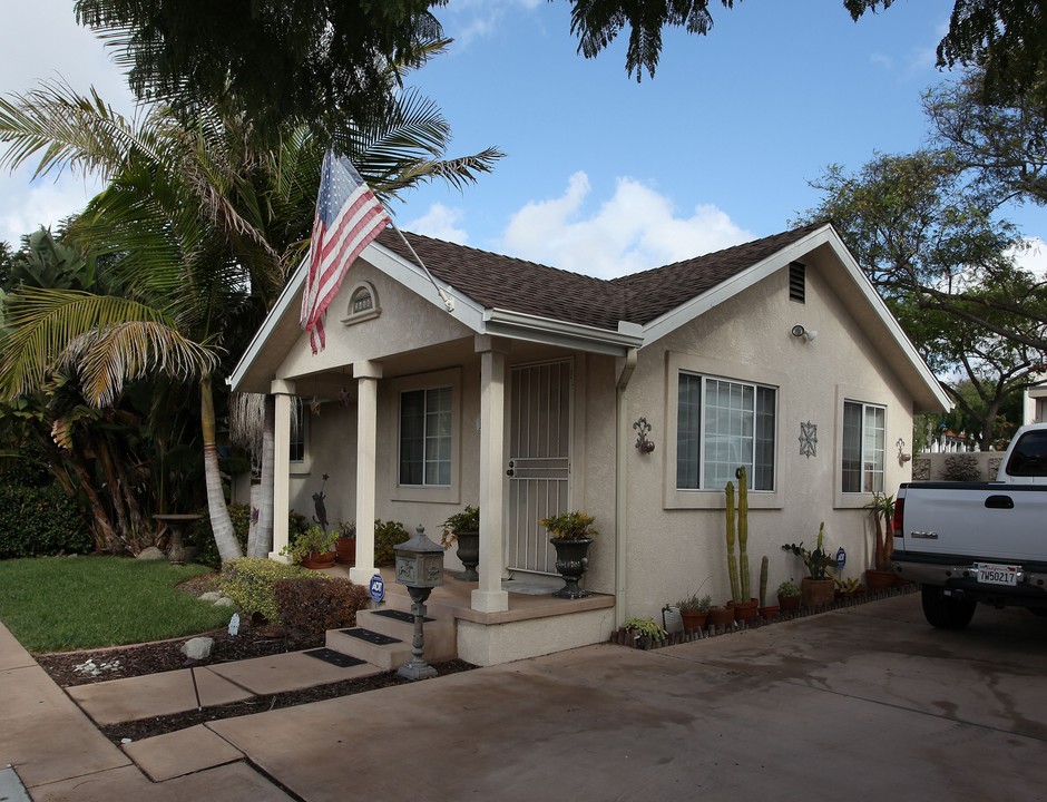 2466 Congress St in San Diego, CA - Foto de edificio