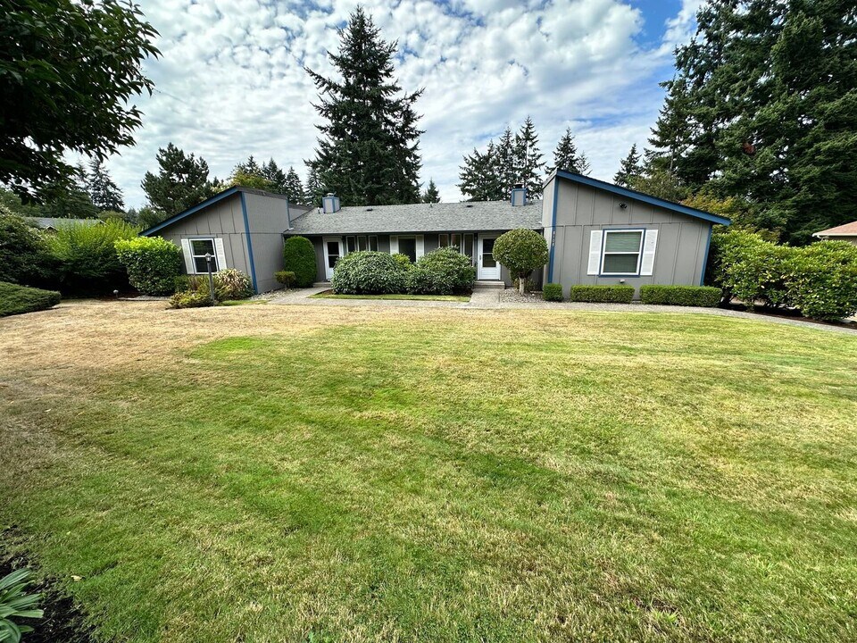 8106-8108-8108 41st St Ct W in University Place, WA - Building Photo