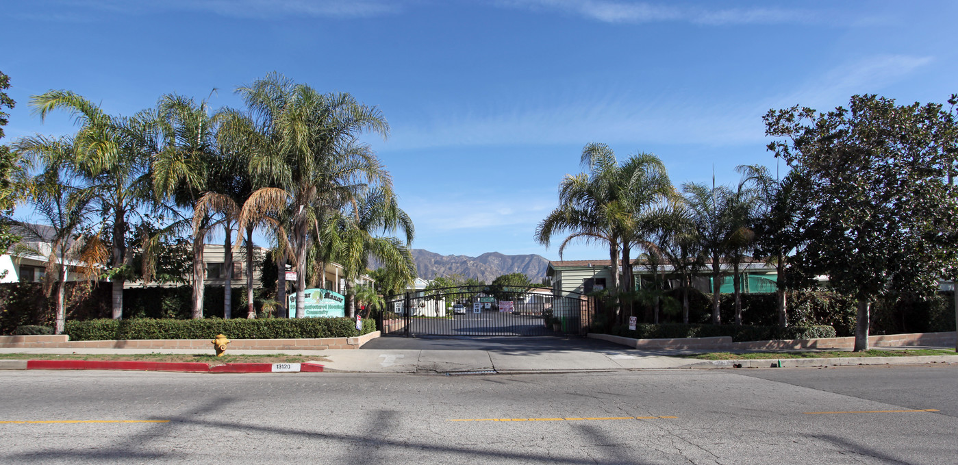 Sylmar Manor Mobile Home Park in Sylmar, CA - Foto de edificio