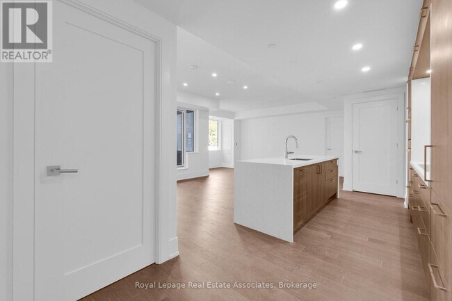 259 The Kingsway in Toronto, ON - Building Photo - Building Photo