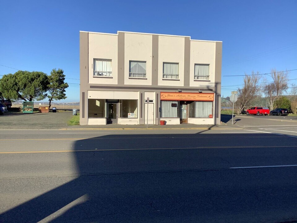1806 Virginia Ave in North Bend, OR - Building Photo