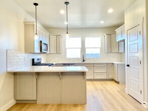 13957 Silver Peak Ln in Herriman, UT - Building Photo - Building Photo