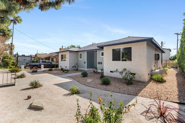 15836 Chatsworth St in Granada Hills, CA - Foto de edificio - Building Photo