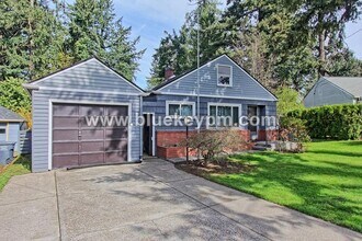 1949 NE Bell Dr in Portland, OR - Building Photo - Building Photo