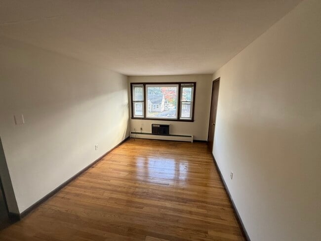 372 Park St, Unit 3 in Bristol, CT - Foto de edificio - Building Photo