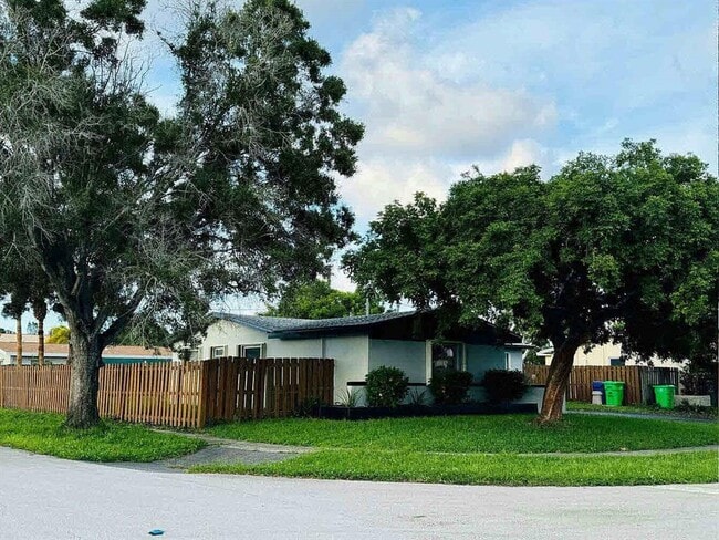 9171 NW 26th St in Sunrise, FL - Foto de edificio - Building Photo