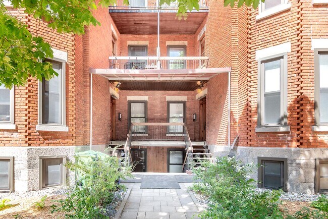 17 De L'épée Av in Outremont, QC - Building Photo - Building Photo