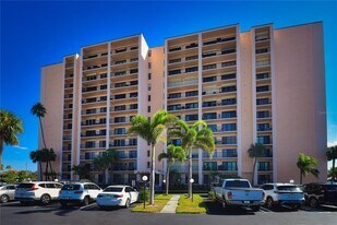 51 Island Way in Clearwater, FL - Building Photo