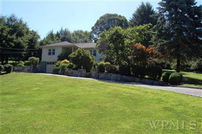 1174 Hunterbrook Rd in Yorktown Heights, NY - Building Photo