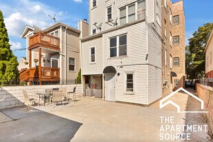 2839 W Nelson St, Unit 2 in Chicago, IL - Building Photo