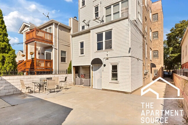 2839 W Nelson St, Unit 2