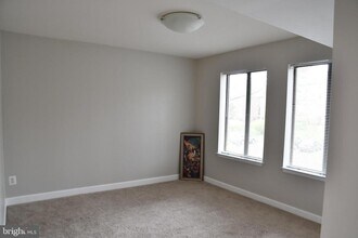 5817 Edson Ln, Unit 104 in Rockville, MD - Building Photo - Building Photo