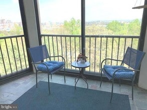 5903 Mt Eagle Dr in Alexandria, VA - Foto de edificio - Building Photo