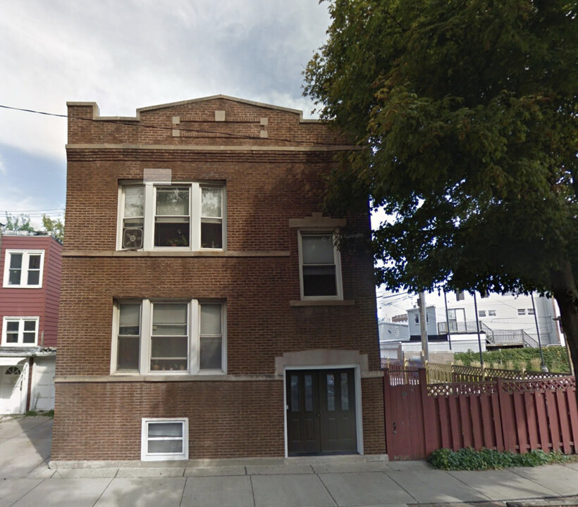 2414 W Medill Ave in Chicago, IL - Building Photo