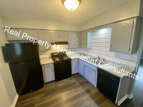 704 NE Ball Dr, Apt C in Lee's Summit, MO - Building Photo - Building Photo