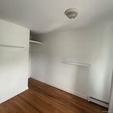 61-20 55th Dr in Queens, NY - Foto de edificio - Building Photo