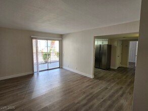 5260 River Glen Dr in Las Vegas, NV - Building Photo - Building Photo