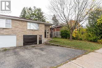 32 Obermeyer Dr in Kitchener, ON - Building Photo - Building Photo