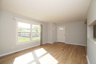 223 Harvest Ct in Vernon Hills, IL - Building Photo - Building Photo