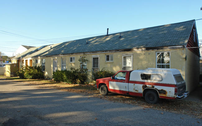 2011 Washington Blvd in Belpre, OH - Foto de edificio - Building Photo