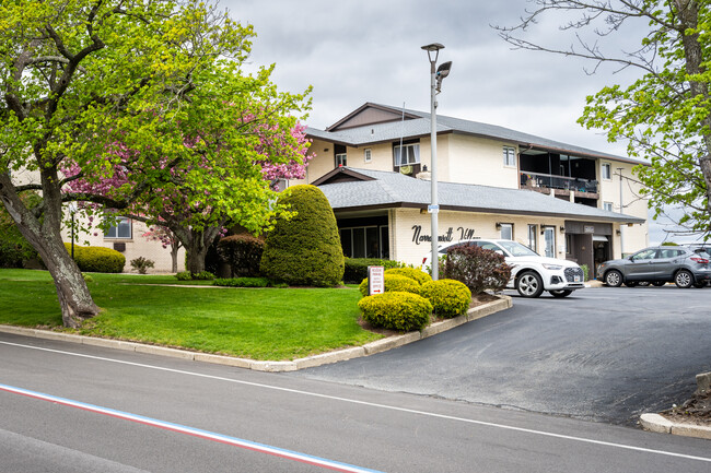 Narragansett Village Condominiums in Warwick, RI - Foto de edificio - Building Photo