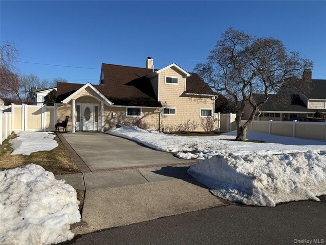 116 Winter Ln in Hicksville, NY - Building Photo - Building Photo