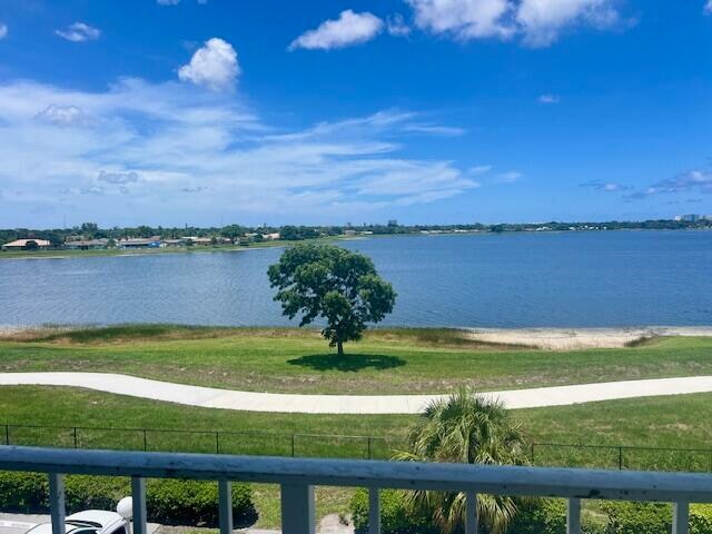 480 Executive Center Dr in West Palm Beach, FL - Building Photo - Building Photo